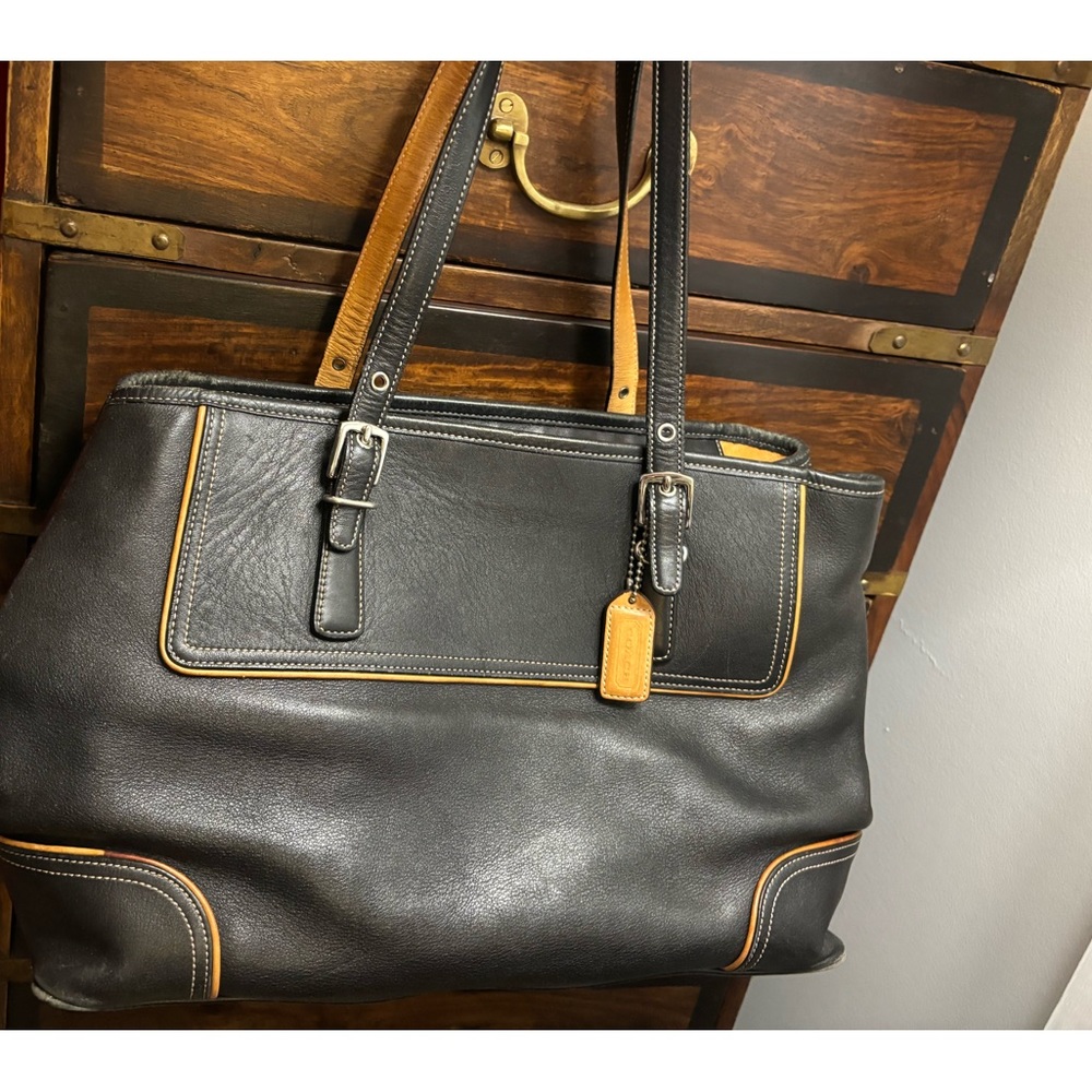 Coach tote bag. Excellent used condition. Great for travel, work and daily use.